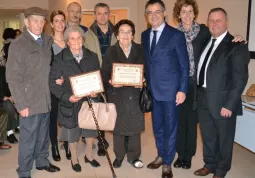 Maria Cosio con Sebastiano Busso e  Maria Gerbaldo, moglie di e Giuseppe Gallo, assente per motivi di salute: le due coppie che festeggiano i 65 anni di matromino, Nozze di Platino, con il sindaco e gli amministratori comunali